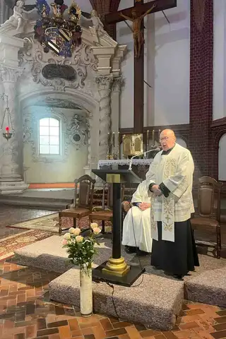 2024.12.08 – Msza Św. z udziałem koła Pszczelarzy w Żarach z okazji wspomnienia św. Ambrożego – zdjęcie 17