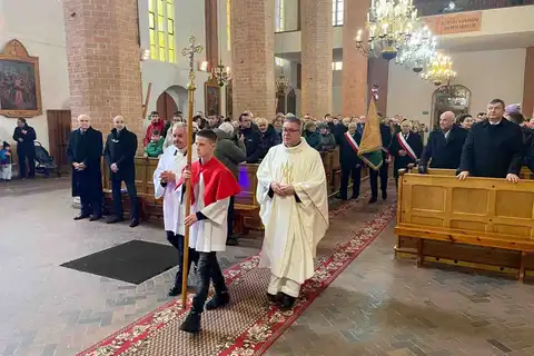 2024.12.08 – Msza Św. z udziałem koła Pszczelarzy w Żarach z okazji wspomnienia św. Ambrożego – zdjęcie 4