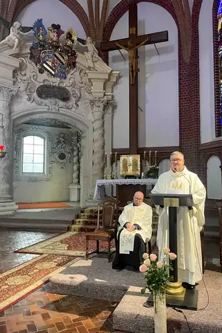 2024.12.08 – Msza Św. z udziałem koła Pszczelarzy w Żarach z okazji wspomnienia św. Ambrożego – zdjęcie 15