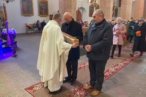 2024.12.08 – Msza Św. z udziałem koła Pszczelarzy w Żarach z okazji wspomnienia św. Ambrożego – zdjęcie 1
