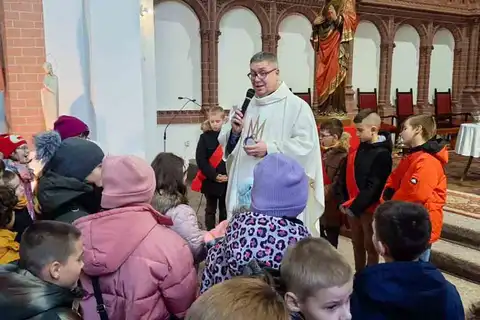 2024.12.08 – Poświęcenie medalików dla dzieci pierwszokomunijnych – zdjęcie 2