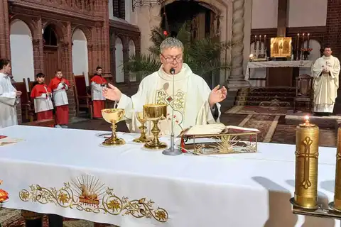 2025.04.19 – Liturgia Wigilii Paschalnej – zdjęcie 38