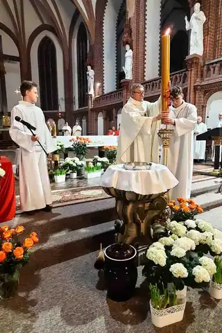 2025.04.19 – Liturgia Wigilii Paschalnej – zdjęcie 25