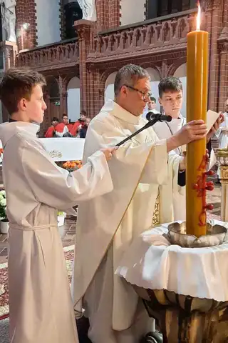 2025.04.19 – Liturgia Wigilii Paschalnej – zdjęcie 27