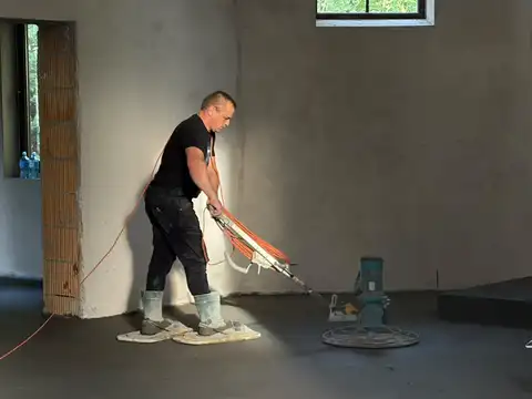 2026.10.01 – Budowa kościoła w Grabiku – wylewanie posadzki – zdjęcie 40