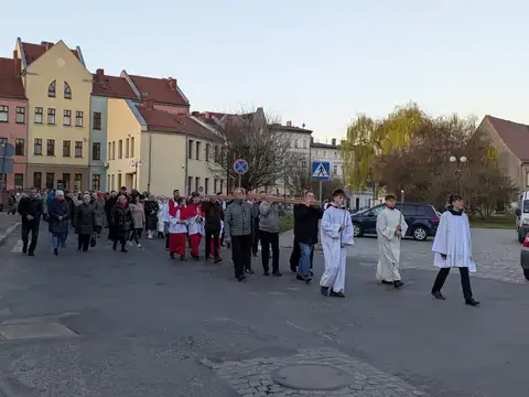 2026.03.27 – Droga krzyżowa ulicami Żar – zdjęcie 48