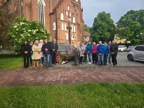 2025.05.28 – Kwiaty pod głazem bł. kard. Stefana Wyszyńskiego – zdjęcie 8