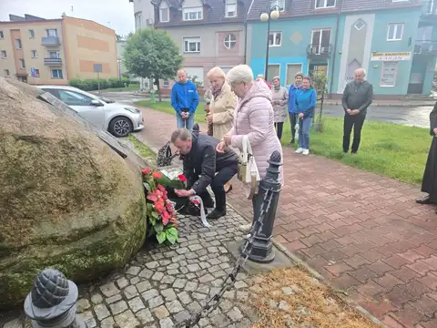 2025.05.28 – Kwiaty pod głazem bł. kard. Stefana Wyszyńskiego – zdjęcie 9