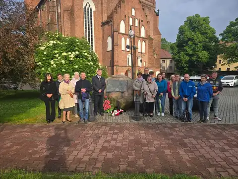 2025.05.28 – Kwiaty pod głazem bł. kard. Stefana Wyszyńskiego – zdjęcie 7