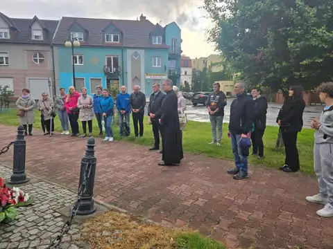 2025.05.28 – Kwiaty pod głazem bł. kard. Stefana Wyszyńskiego – zdjęcie 4