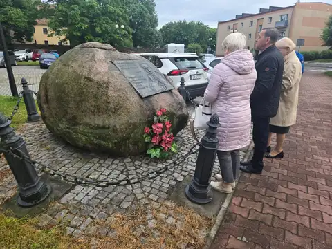 2025.05.28 – Kwiaty pod głazem bł. kard. Stefana Wyszyńskiego – zdjęcie 2