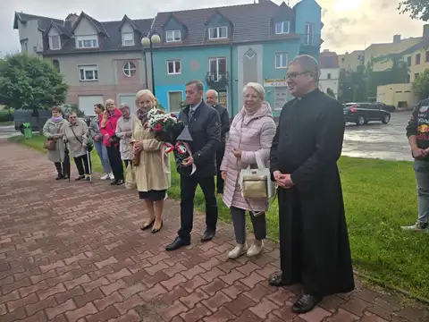 2025.05.28 – Kwiaty pod głazem bł. kard. Stefana Wyszyńskiego – zdjęcie 3