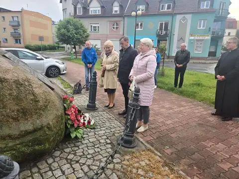 2025.05.28 – Kwiaty pod głazem bł. kard. Stefana Wyszyńskiego – zdjęcie 5