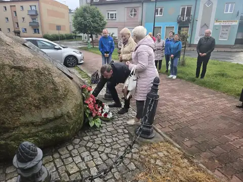 2025.05.28 – Kwiaty pod głazem bł. kard. Stefana Wyszyńskiego – zdjęcie 1