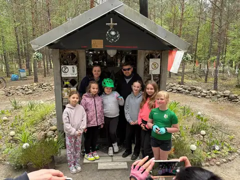 2025.05.24 – Rowerowa wycieczka scholi i ministrantów do kapliczki w Marszowie – zdjęcie 5