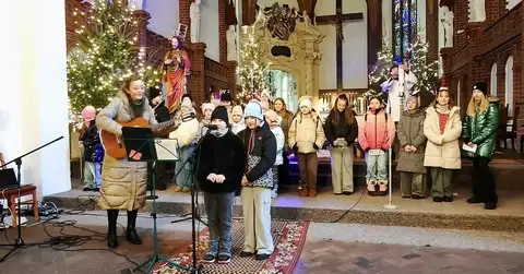 2025.12.31 – Zakończenie roku, koncert kolęd scholki i spotkanie opłatkowe – zdjęcie 15