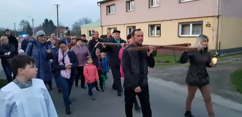 2019.04.05 – Droga Krzyżowa ulicami Grabika – zdjęcie 11