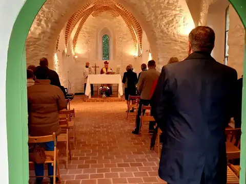 2019.10.16 – Wizyta ks. bp. Pawła Sochy w odnowionym kościele pw. św. Apostołów Piotra i Pawła – zdjęcie 4