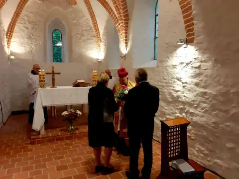 2019.10.16 – Wizyta ks. bp. Pawła Sochy w odnowionym kościele pw. św. Apostołów Piotra i Pawła – zdjęcie 3