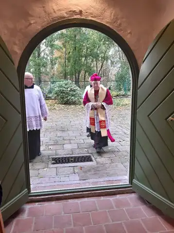 2019.10.16 – Wizyta ks. bp. Pawła Sochy w odnowionym kościele pw. św. Apostołów Piotra i Pawła – zdjęcie 1