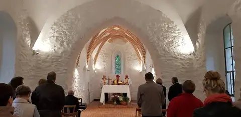 2019.10.16 – Wizyta ks. bp. Pawła Sochy w odnowionym kościele pw. św. Apostołów Piotra i Pawła – zdjęcie 9
