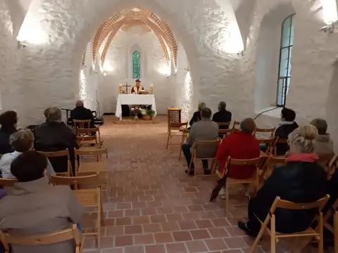 2019.10.16 – Wizyta ks. bp. Pawła Sochy w odnowionym kościele pw. św. Apostołów Piotra i Pawła – zdjęcie 5