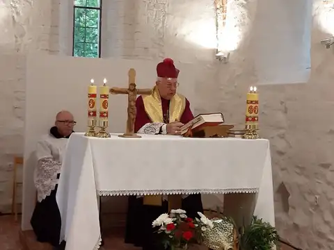 2019.10.16 – Wizyta ks. bp. Pawła Sochy w odnowionym kościele pw. św. Apostołów Piotra i Pawła – zdjęcie 8