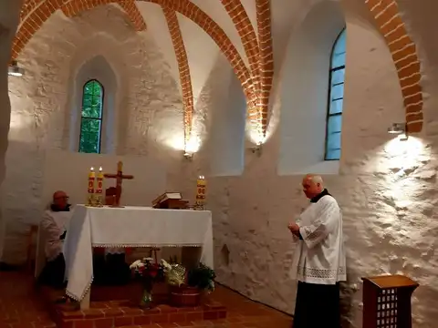 2019.10.16 – Wizyta ks. bp. Pawła Sochy w odnowionym kościele pw. św. Apostołów Piotra i Pawła – zdjęcie 6