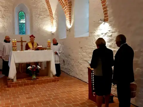 2019.10.16 – Wizyta ks. bp. Pawła Sochy w odnowionym kościele pw. św. Apostołów Piotra i Pawła – zdjęcie 2