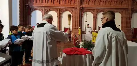 2019.11.24 – Przyjęcie nowych ministrantów – zdjęcie 5