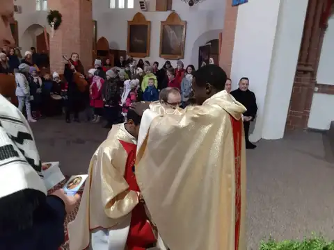 2019.12.01 – Msza Święta prymicyjna o. Ditricka Sangi z Tanzanii – zdjęcie 13