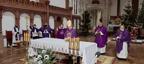 2021.01.08 – Pogrzeb śp. ks. Tomasza Dominika Grochowskiego – zdjęcie 28