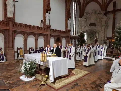 2021.01.08 – Pogrzeb śp. ks. Tomasza Dominika Grochowskiego – zdjęcie 19