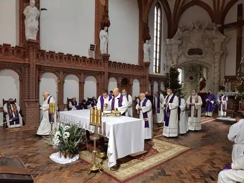2021.01.08 – Pogrzeb śp. ks. Tomasza Dominika Grochowskiego – zdjęcie 20