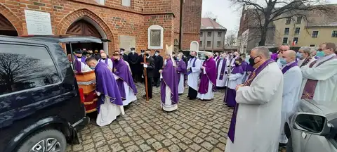2021.01.08 – Pogrzeb śp. ks. Tomasza Dominika Grochowskiego – zdjęcie 35