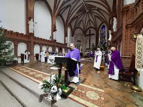 2021.01.08 – Pogrzeb śp. ks. Tomasza Dominika Grochowskiego – zdjęcie 9