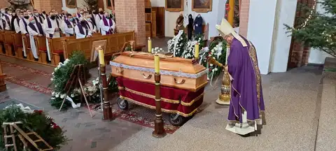 2021.01.08 – Pogrzeb śp. ks. Tomasza Dominika Grochowskiego – zdjęcie 29