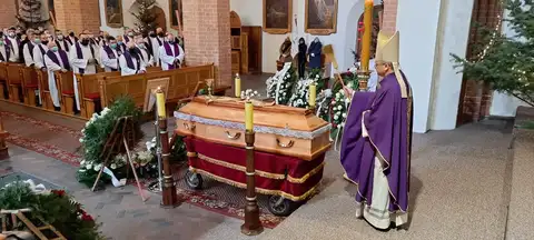 2021.01.08 – Pogrzeb śp. ks. Tomasza Dominika Grochowskiego – zdjęcie 30