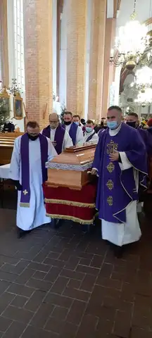 2021.01.08 – Pogrzeb śp. ks. Tomasza Dominika Grochowskiego – zdjęcie 33