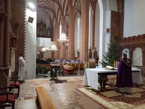 2021.01.08 – Pogrzeb śp. ks. Tomasza Dominika Grochowskiego – zdjęcie 3