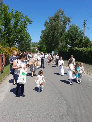 2021.06.03 – Uroczystość Najświętszego Ciała i Krwi Pańskiej – pierwsza Eucharystia w nowym kościele w Grabiku – zdjęcie 5