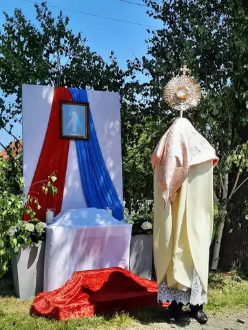 2021.06.03 – Uroczystość Najświętszego Ciała i Krwi Pańskiej – pierwsza Eucharystia w nowym kościele w Grabiku – zdjęcie 17