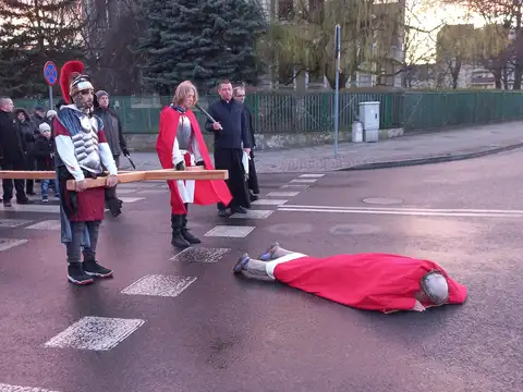 2022.04.10 – Droga Krzyżowa ulicami parafii – zdjęcie 32