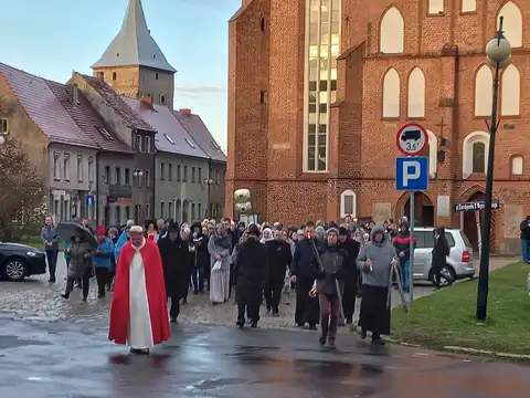 2022.04.10 – Droga Krzyżowa ulicami parafii – zdjęcie 11