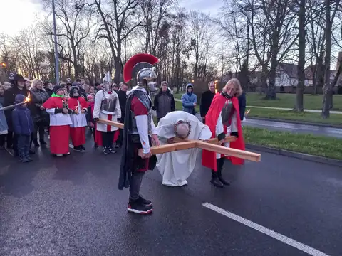 2022.04.10 – Droga Krzyżowa ulicami parafii – zdjęcie 39