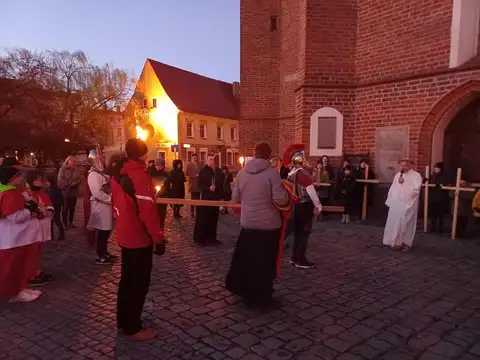 2022.04.10 – Droga Krzyżowa ulicami parafii – zdjęcie 50