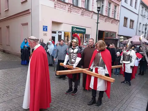 2022.04.10 – Droga Krzyżowa ulicami parafii – zdjęcie 22