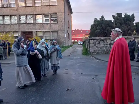 2022.04.10 – Droga Krzyżowa ulicami parafii – zdjęcie 31