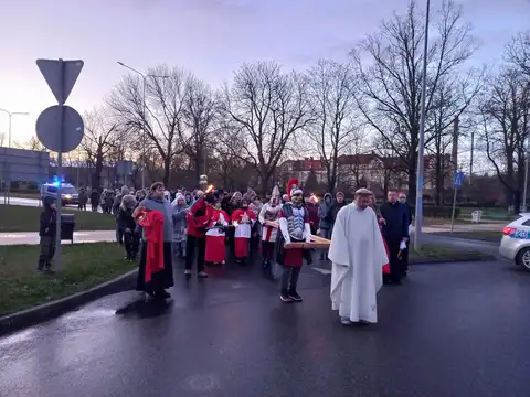 2022.04.10 – Droga Krzyżowa ulicami parafii – zdjęcie 42
