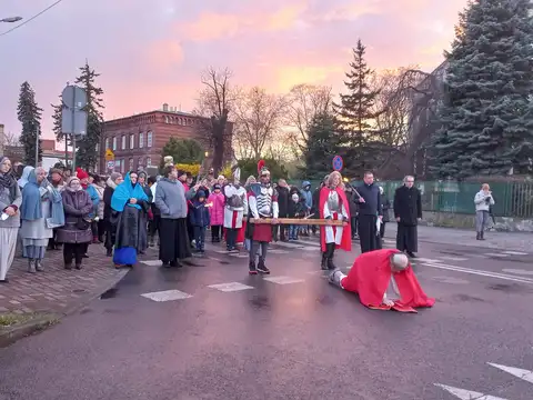 2022.04.10 – Droga Krzyżowa ulicami parafii – zdjęcie 34